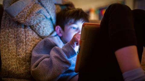 Πώς μιλάμε στα παιδιά για την πορνογραφία (τώρα που όλα έχουν πρόσβαση σ’ αυτήν)