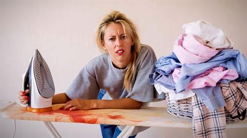 «Το σιδέρωμα ήταν ιδέα των αντρών για να μας βασανίσουν»: 5 νοικοκυρές ξεσπάνε