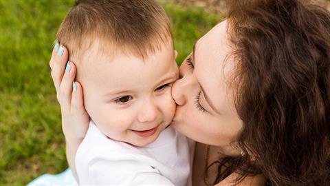 Έγινα μαμά στα 22 και ΔΕΝ έχω απωθημένα ΟΥΤΕ μου λείπει η ανέμελη ζωή