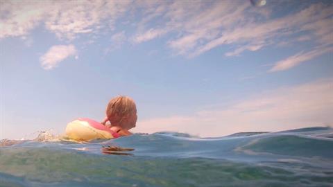 Χαλκιδική: 6χρονη παρασύρθηκε στ’ ανοιχτά με στρώμα θαλάσσης