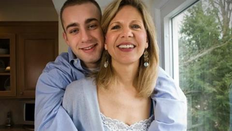 Ο άντρας μου είναι 20 χρόνια νεότερος κι έχω βαρεθεί να ρωτάνε αν είμαι μάνα του