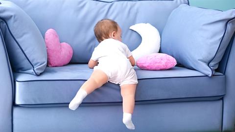 Μαμά έμαθε στο 6 μηνών μωρό της να... πέφτει από τα έπιπλα με ασφάλεια!