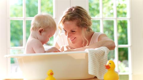 Πώς κάνω το μπάνιο του μωρού μου πιο εύκολο συνδυάζοντας φροντίδα και παιχνίδι