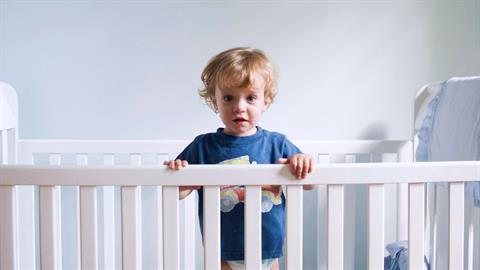 Πώς βοηθάμε το παιδί να περάσει απ’ την κούνια στο κρεβάτι: μια παιδίατρος εξηγεί