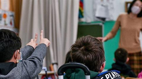 Αναστολή άνευ αποδοχών σε εκπαιδευτικούς χωρίς βεβαίωση εμβολιασμού ή τεστ