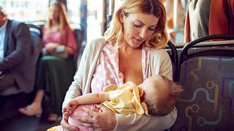 Έρευνα: 1 στις 5 μαμάδες έχει δεχτεί παρατήρηση ενώ θήλαζε σε δημόσιο χώρο