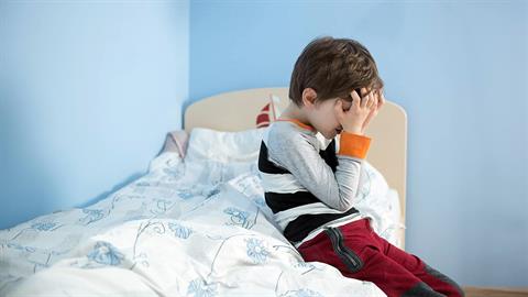 Πώς βοήθησα τον γιο μου να σταματήσει να «βρέχει» το κρεβάτι του