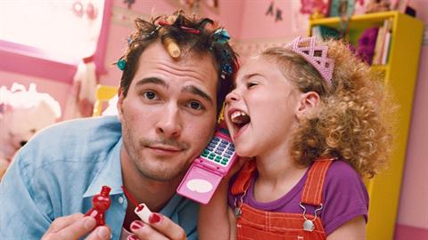 5 λόγοι που οι άντρες λατρεύουν να είναι κοριτσομπαμπάδες