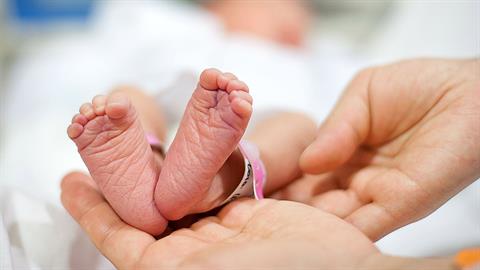 Νεογέννητο είχε το δίδυμό του μέσα στην κοιλιά! - συμβαίνει 1 στις 500 χιλ γεννήσεις