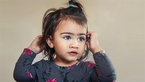 Βγάζω τα φρύδια της μικρής για να μην την πειράζουν, αλλά ο άντρας μου αντιδράει