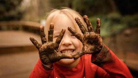 Διάσημο ζευγάρι κάνει μπάνιο στα παιδιά του μόνο «όταν φαίνεται η βρωμιά»