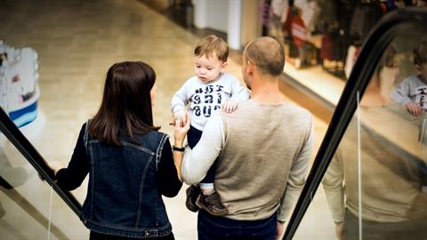 2χρονος πέθανε πέφτοντας από την αγκαλιά του πατέρα του σε κυλιόμενη σκάλα