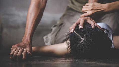 «Πήγε να μου βγάλει τα δόντια με τανάλια»: θύμα ενδοοικογενειακής βίας συγκλονίζει