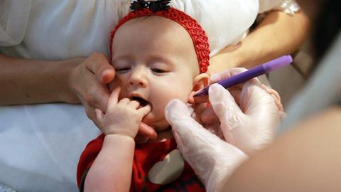 Μαμά τρύπησε τα αυτιά της 6 μηνών κόρης της σε... τατουατζίδικο!