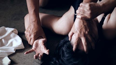 Λαμία: Συγκλονίζει η 19χρονη για τον βιασμό της από 53χρονο πατέρα 4 παιδιών