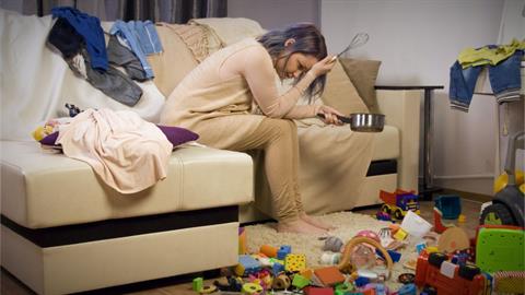 Μη με κρίνετε, το σπίτι μου είναι ένα χάος γιατί ΔΕΝ προλαβαίνω: μια μαμά ξεσπά