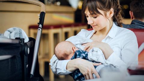 Μαμά ζήτησε κάθισμα για να θηλάσει και την έδιωξαν απ’ το κατάστημα