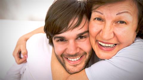 «Έχω τον γιο μου στα πούπουλα για να μείνει κοντά μου όσο περισσότερο γίνεται»