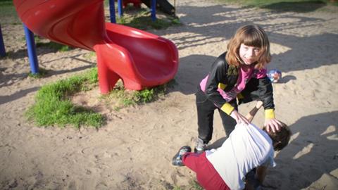 Ασυνείδητη μαμά κοκορεύεται που η κόρη της τρομοκρατεί τα παιδιά στις κούνιες