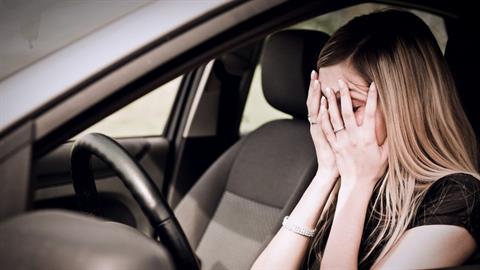 Δυο λόγια συμπαράστασης στη μαμά που είδα να κλαίει μέσα στο αυτοκίνητό της