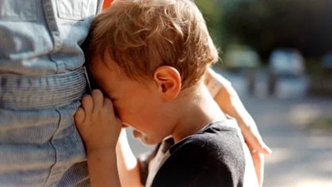 Πάτρα: Έδιωξαν μαμά με αυτιστικό παιδί από κατάστημα λόγω μάσκας