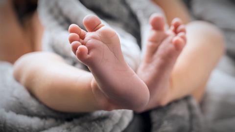 Μητέρα εγκατέλειψε μωρό 1 έτους στο κέντρο της Αθήνας