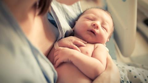 Μαμά με κορονοϊό γέννησε ένα υγιέστατο αγοράκι με επείγουσα καισαρική