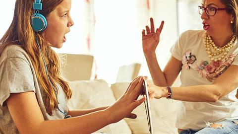 4 φράσεις των εφήβων που μας πληγώνουν και τι πρέπει να κάνουμε