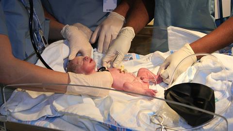 Νεογέννητο λίγων ωρών υποβλήθηκε σε 6ωρη επέμβαση καρδιάς και βγήκε νικητής 