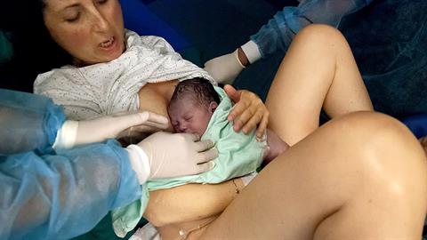 «Δεν ήμουν πια η ίδια σωματικά και ψυχικά»: η ιστορία ενός τραυματικού τοκετού