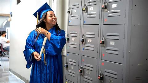 Άφησε το σχολείο επειδή έμεινε έγκυος - 13 χρόνια μετά παίρνει το απολυτήριό της