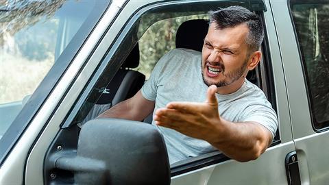 Άνδρας χαστούκισε 40χρονη μπροστά στο παιδί της επειδή αργούσε να παρκάρει