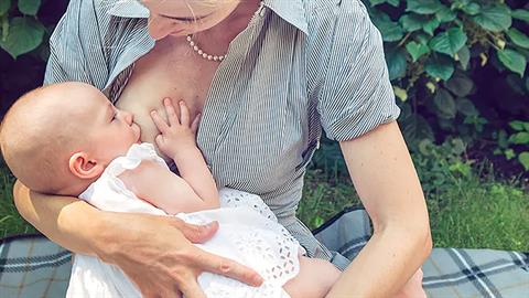 Νεαρός ζήτησε από μαμά που θήλαζε να κάτσει αλλού - ένιωθε άβολα να τη βλέπει