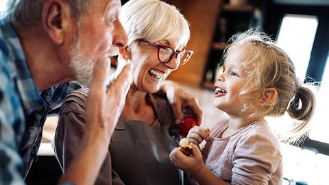 Ευλογημένο και τυχερό το παιδί που έχει την γιαγιά και τον παππού στη ζωή του