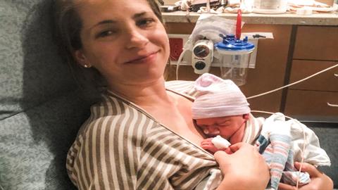 Συντετριμμένη μαμά επέστρεψε το παιδί που υιοθέτησε στους βιολογικούς του γονείς 