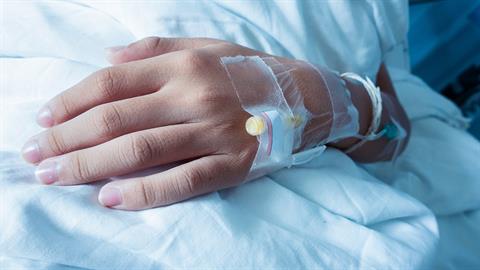 Συνελήφθη μαμά που εμπόδισε τους γιατρούς να σώσουν τη ζωή του παιδιού της