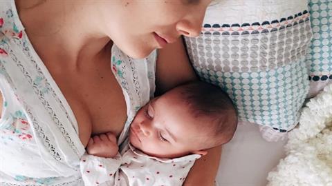 Παιδίατρος: Τα μωρά δεν κακομαθαίνουν με την αγκαλιά, νιώθουν ασφάλεια