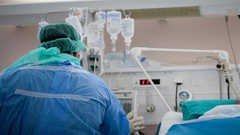 Ασθενής Covid μήνυσε τους γιατρούς που τον διασωλήνωσαν, αφού σώθηκε από τη διασωλήνωση!