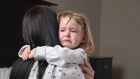 Όταν ένα παιδί  κλαίει και χτυπιέται, μην του φωνάζεις - αγκάλιασέ το!