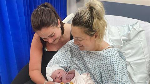 Γεννήθηκε χωρίς μήτρα αλλά έγινε μανούλα με τη βοήθεια παρένθετης μητέρας