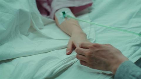 Σε κρίσιμη κατάσταση 15χρονη που έπεσε στον γκρεμό ενώ διασκέδαζε με φίλους της