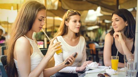 Φρένο στην εστίαση σε ανήλικους άνω των 12 ετών που δεν έχουν εμβολιαστεί 