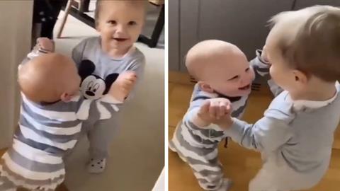 Νήπιο μαθαίνει στον μικρό του αδερφό να περπατάει 