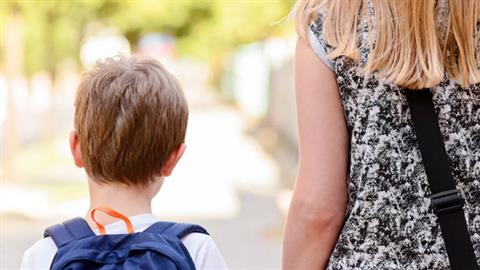 Γονείς έκαναν άνω κάτω το σχολείο απαιτώντας να δεχτούν το παιδί τους χωρίς test