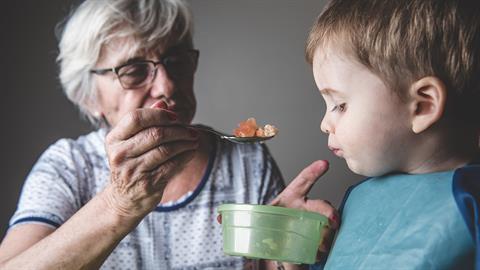 Eίμαι η γιαγιά των παιδιών, δε θα έπρεπε να είμαι η babysitter τους