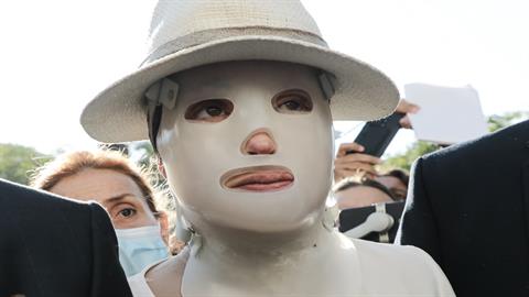 Επίθεση με βιτριόλι: Συγκλονίζει η εμφάνιση της Ιωάννας στο δικαστήριο