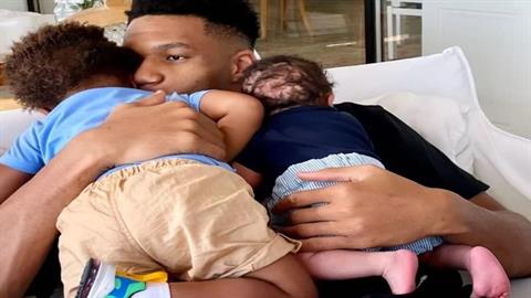 Ο Γιάννης Αντετοκούνμπο μας συστήνει τον δεύτερο γιο του με μια τρυφερή φωτογραφία