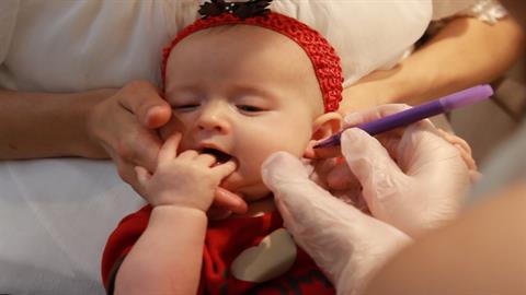 Μαμά εξοργίστηκε με τη πεθερά της που τρύπησε κρυφά τα αυτιά της 3 μηνών κόρης της