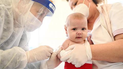 H Pfizer είναι έτοιμη να εμβολιάσει και μωρά 6 μηνών κατά του κορονοϊού