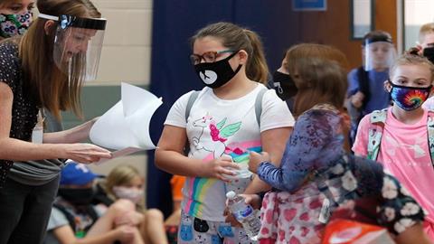 Γονέας - αρνητής μήνυσε εκπαιδευτικούς για μάσκα και self test